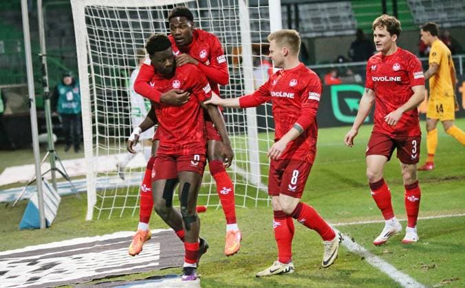 24 01 2025, xmohx, Soccer 2 Bundesliga, Spvgg Greuther Fuerth 1 FC Kaiserslautern emspor, v l Ragnar Ache Kaiserslautern cheers the 4 2 DFL DFB REGULATIONS PROHIBIT ANY USE OF PHOTOGRAPHS as IMAGE SEQUENCES and or QUASI VIDEO Fuerth