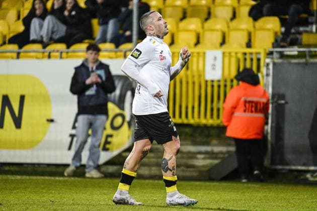 Lokeren s Radja Nainggolan pictured during a soccer match between KSC Lokeren-Temse and Lierse Kempenzonen, Friday 24 January 2025 in Lokeren, on day 19 of the 2024-2025 Challenger Pro League 1B second division of the Belgian championship. TOM GOYVAERTS TomxGoyvaerts  x111093510x