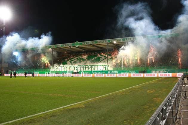 24 01 2025, xrekx, Fußball 2 Bundesliga, Spvgg Greuther Fuerth 1 FC Kaiserslautern emspor, v l Fans ,Stimmung, Schals, Ultras, Zuschauer, Besucher, Choreo, Choreografie, atmosphere, scarves, spectators, visitors Fuerth DFL DFB REGULATIONS PROHIBIT ANY USE OF PHOTOGRAPHS as IMAGE SEQUENCES and or QUASI VIDEO Fuerth