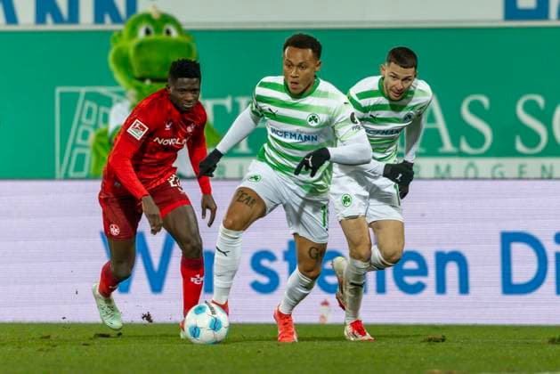 Fürth, Deutschland 24. Januar 2025: 2. Liga - 2024 2025 - SpVgg Greuther Fürth vs. 1. FC Kaiserlautern Im Bild: v. li. im Zweikampf Afeez Aremu (FCK) und Roberto Massimo (Fuerth) DFL regulations prohibit any use of photographs as image sequences and or quasi-video Sportpark Ronhof Bayern Copyright: xFotostandx xSchäferx