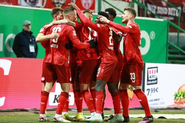 24 01 2025, xrekx, Fussball 2 Bundesliga, Spvgg Greuther Fuerth 1 FC Kaiserslautern emspor, v l Filip Kaloc 1 FC Kaiserslautern scores the goal, Treffer, scores the goal zum 3 2, Jubel mit Daniel Hanslik 1 FC Kaiserslautern Erik Wekesser 1 FC Kaiserslautern DFL DFB REGULATIONS PROHIBIT ANY USE OF PHOTOGRAPHS as IMAGE SEQUENCES and or QUASI VIDEO Fuerth