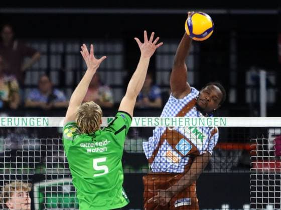 from left Luca BRIRUP Bitterfeld , Magloire MAYAULA NZEZA Herrsching , He Volleyballl, Bundesliga, 2024 25, 24 01 25, WWK Volleys Herrsching vs VC Bitterfeld Wolfen, BMW Park, Munich, Copyright: WolfgangxFehrmann