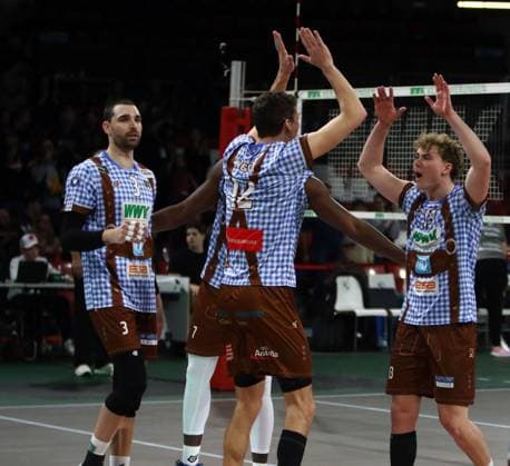 Herrsching happy about point win, He Volleyballl, Bundesliga, 2024 25, 24 01 25, WWK Volleys Herrsching vs VC Bitterfeld Wolfen, BMW Park, Munich, Copyright: WolfgangxFehrmann
