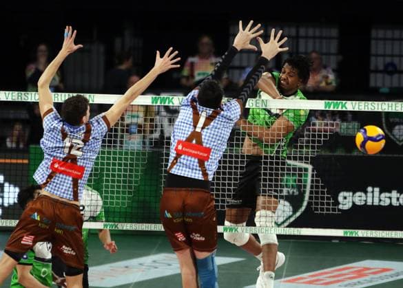 from left Laurenz WELSCH Herrsching , Djorde ILIC Herrsching , Alberto PEDROSO GARRIGA Bitterfeld , He Volleyballl, Bundesliga, 2024 25, 24 01 25, WWK Volleys Herrsching vs VC Bitterfeld Wolfen, BMW Park, Munich, Copyright: WolfgangxFehrmann