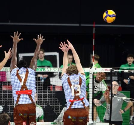 from left Magloire MAYAULA NZEZA Herrsching , Severin BRANDT Herrsching , Aaron NEUMANN Bitterfeld , He Volleyballl, Bundesliga, 2024 25, 24 01 25, WWK Volleys Herrsching vs VC Bitterfeld Wolfen, BMW Park, Munich, Copyright: WolfgangxFehrmann