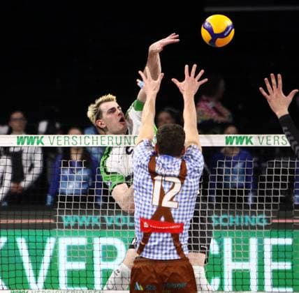 from left James AUBREY Bitterfeld , Laurenz WELSCH Herrsching , He Volleyballl, Bundesliga, 2024 25, 24 01 25, WWK Volleys Herrsching vs VC Bitterfeld Wolfen, BMW Park, Munich, Copyright: WolfgangxFehrmann