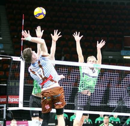 from left Jannes WIESNER Herrsching , Luca BRIRUP Bitterfeld , He Volleyballl, Bundesliga, 2024 25, 24 01 25, WWK Volleys Herrsching vs VC Bitterfeld Wolfen, BMW Park, Munich, Copyright: WolfgangxFehrmann