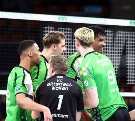 Bitterfeld joy after point win, He Volleyballl, Bundesliga, 2024 25, 24 01 25, WWK Volleys Herrsching vs VC Bitterfeld Wolfen, BMW Park, Munich, Copyright: WolfgangxFehrmann