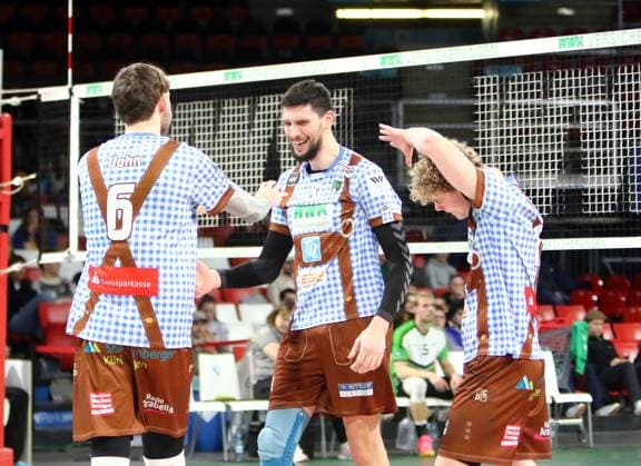 Herrsching happy about point win, in the middle Djorde ILIC Herrsching , He Volleyballl, Bundesliga, 2024 25, 24 01 25, WWK Volleys Herrsching vs VC Bitterfeld Wolfen, BMW Park, Munich, Copyright: WolfgangxFehrmann