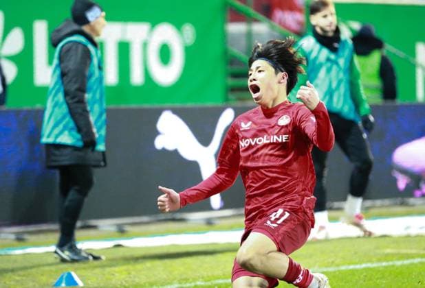 24 01 2025, xrekx, Fußball 2 Bundesliga, Spvgg Greuther Fuerth 1 FC Kaiserslautern emspor, v l Daisuke Yokota 1 FC Kaiserslautern erzielt das Tor, Treffer, scores the goal zum 2 1 ,Jubel DFL DFB REGULATIONS PROHIBIT ANY USE OF PHOTOGRAPHS as IMAGE SEQUENCES and or QUASI VIDEO Fuerth