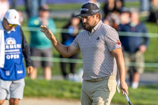LA JOLLA, CA - JANUARY 24: Andrew Novak acknowledges cheers from the 18th hole grandstands after finishing his third round of the Farmers Insurance Open tournament, Friday, January 24, 2025, at Torrey Pines Golf Course in La Jolla, California. (Photo by Tony Ding Icon Sportswire) GOLF: JAN 24 PGA, Golf Herren Farmers Insurance Open EDITORIAL USE ONLY Icon20250124018