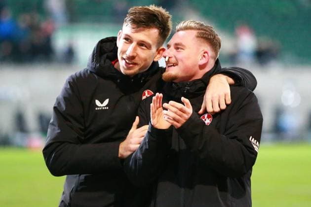 24 01 2025, xrekx, Fussball 2 Bundesliga, Spvgg Greuther Fuerth 1 FC Kaiserslautern emspor, v l Daniel Hanslik 1 FC Kaiserslautern Marlon Ritter 1 FC Kaiserslautern thanks the fans, the player thanks the fans for their support DFL DFB REGULATIONS PROHIBIT ANY USE OF PHOTOGRAPHS as IMAGE SEQUENCES and or QUASI VIDEO Fuerth