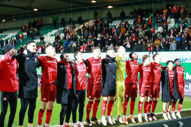 24 01 2025, xrekx, Fussball 2 Bundesliga, Spvgg Greuther Fuerth 1 FC Kaiserslautern emspor, v l thanks the fans, the player thanks the fans for their support Die Mannschaft feiert den Sieg DFL DFB REGULATIONS PROHIBIT ANY USE OF PHOTOGRAPHS as IMAGE SEQUENCES and or QUASI VIDEO Fuerth