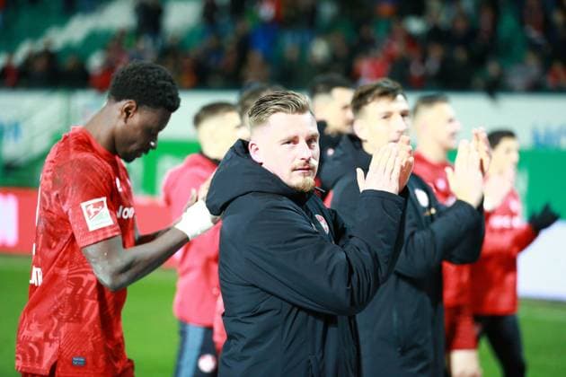24 01 2025, xrekx, Fussball 2 Bundesliga, Spvgg Greuther Fuerth 1 FC Kaiserslautern emspor, v l Marlon Ritter 1 FC Kaiserslautern thanks the fans, the player thanks the fans for their support Die Mannschaft feiert den Sieg DFL DFB REGULATIONS PROHIBIT ANY USE OF PHOTOGRAPHS as IMAGE SEQUENCES and or QUASI VIDEO Fuerth