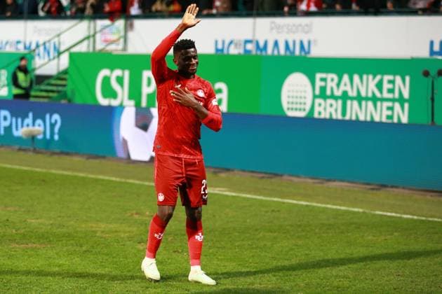 24 01 2025, xrekx, Fussball 2 Bundesliga, Spvgg Greuther Fuerth 1 FC Kaiserslautern emspor, v l Afeez Aremu 1 FC Kaiserslautern bedankt sich bedanken sich bei den Fans, the player thanks the fans for their support DFL DFB REGULATIONS PROHIBIT ANY USE OF PHOTOGRAPHS as IMAGE SEQUENCES and or QUASI VIDEO Fuerth