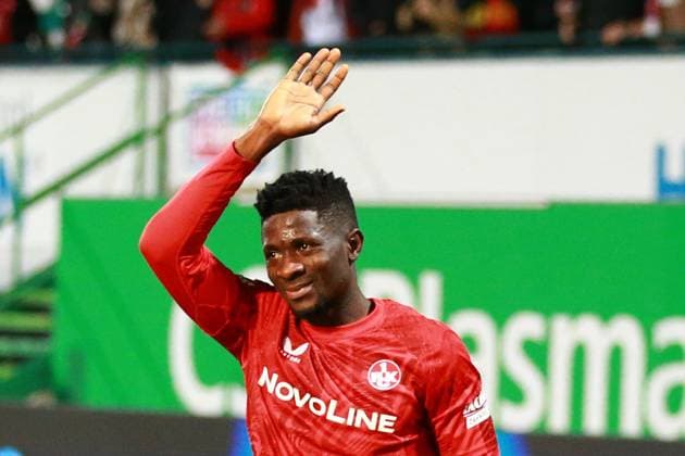 24 01 2025, xrekx, Fussball 2 Bundesliga, Spvgg Greuther Fuerth 1 FC Kaiserslautern emspor, v l Afeez Aremu 1 FC Kaiserslautern bedankt sich bedanken sich bei den Fans, the player thanks the fans for their support DFL DFB REGULATIONS PROHIBIT ANY USE OF PHOTOGRAPHS as IMAGE SEQUENCES and or QUASI VIDEO Fuerth