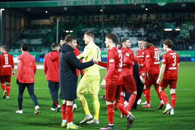24 01 2025, xrekx, Fußball 2 Bundesliga, Spvgg Greuther Fuerth 1 FC Kaiserslautern emspor, v l Daniel Hanslik 1 FC Kaiserslautern Julian Krahl 1 FC Kaiserslautern Leon Robinson 1 FC Kaiserslautern lacht, laechelt, positiv, zufrieden, laughs, smiles, positive, satisfied DFL DFB REGULATIONS PROHIBIT ANY USE OF PHOTOGRAPHS as IMAGE SEQUENCES and or QUASI VIDEO Fuerth