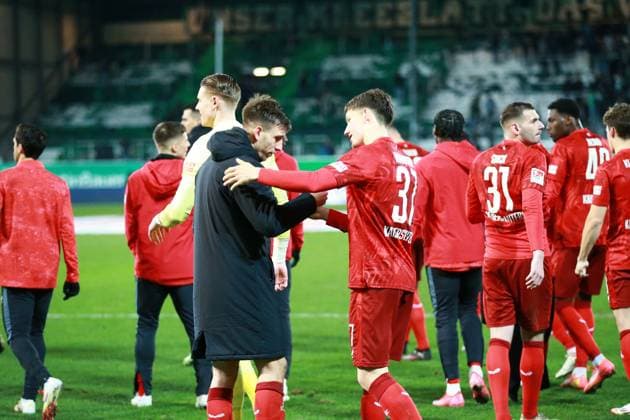 24 01 2025, xrekx, Fußball 2 Bundesliga, Spvgg Greuther Fuerth 1 FC Kaiserslautern emspor, v l Daniel Hanslik 1 FC Kaiserslautern Julian Krahl 1 FC Kaiserslautern Leon Robinson 1 FC Kaiserslautern lacht, laechelt, positiv, zufrieden, laughs, smiles, positive, satisfied DFL DFB REGULATIONS PROHIBIT ANY USE OF PHOTOGRAPHS as IMAGE SEQUENCES and or QUASI VIDEO Fuerth