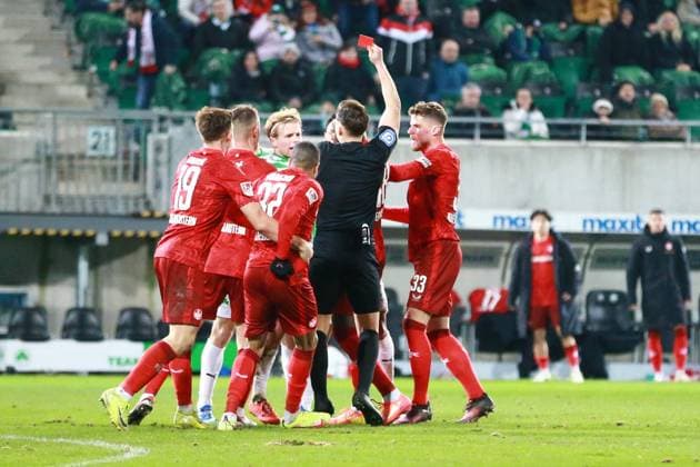 24.01.2025, xrekx, Fussball 2.Bundesliga, Spvgg Greuther Fuerth - 1.FC Kaiserslautern emspor, v.l. Philipp Müller Mueller (SpVgg Greuther Fuerth) Rote Karte erhalten, Received a red card Jan Gyamerah (1.FC Kaiserslautern) Faride Alidou (1.FC Kaiserslautern) (DFL DFB REGULATIONS PROHIBIT ANY USE OF PHOTOGRAPHS as IMAGE SEQUENCES and or QUASI-VIDEO) Fuerth