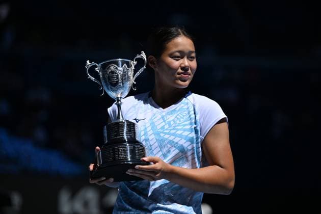 TENNIS AUSTRALIAN OPEN, Wakana Sonobe of Japan holds the winners trophy following her Junior Girls Singles final win over Kristina Penickova of the USA during the 2025 Australian Open at Melbourne Park in Melbourne, Saturday, January 25, 2025. ( NO ARCHIVING, EDITORIAL USE ONLY, NO USE IN BOOKS WITHOUT CONSENT MELBOURNE VICTORIA AUSTRALIA  Copyright: xJAMESxROSSx 20250125135592596784