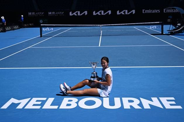 TENNIS AUSTRALIAN OPEN, Wakana Sonobe of Japan holds the winners trophy following her Junior Girls Singles final win over Kristina Penickova of the USA during the 2025 Australian Open at Melbourne Park in Melbourne, Saturday, January 25, 2025. ( NO ARCHIVING, EDITORIAL USE ONLY, NO USE IN BOOKS WITHOUT CONSENT MELBOURNE VICTORIA AUSTRALIA  Copyright: xJAMESxROSSx 20250125193395318110