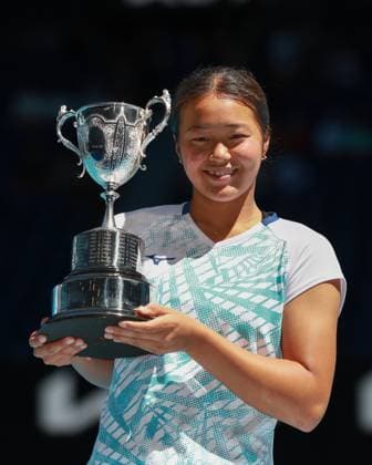 Wakana Sonobe (JPN) mit Pokal, Trophäe, Siegerehrung, Presentation, Australian Open 2025, Melbourne Park, Melbourne, Victoria, Australia. Copyright: xJuergenxHasenkopfx
