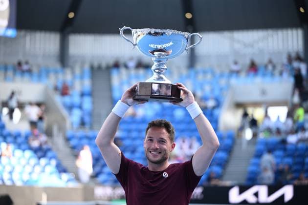 TENNIS AUSTRALIAN OPEN, Alfie Hewett of the United Kingdom holds up the winners trophy following his Men?s Wheelchair Singles final win over Tokito Oda of Japan during the 2025 Australian Open at Melbourne Park in Melbourne, Saturday, January 25, 2025. ( NO ARCHIVING, EDITORIAL USE ONLY, NO USE IN BOOKS WITHOUT CONSENT MELBOURNE VICTORIA AUSTRALIA  Copyright: xJOELxCARRETTx 20250125181002265130