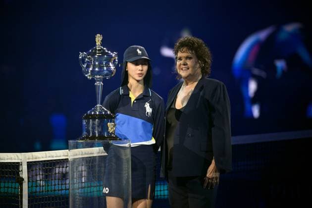 TENNIS AUSTRALIAN OPEN, Evonne Goolagong Cawley is joined by a ball kid and the Daphne Akhurst Nenorial Trophy ahead of Aryna Sabalenka of Belarus and Madison Keys of the USA in thew Women?s Singles Final during the 2025 Australian Open at Melbourne Park in Melbourne, Saturday, January 25, 2025. ( NO ARCHIVING, EDITORIAL USE ONLY, NO USE IN BOOKS WITHOUT CONSENT MELBOURNE VICTORIA AUSTRALIA  Copyright: xJOELxCARRETTx 20250125110234970170