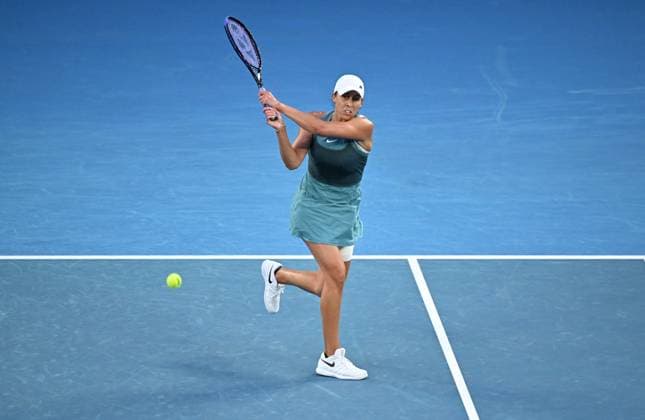 TENNIS AUSTRALIAN OPEN, Madison Keys of the USA returns during the Women?s final against Aryna Sabalenka of Belarus during the 2025 Australian Open at Melbourne Park in Melbourne, Saturday, January 25, 2025. ( NO ARCHIVING, EDITORIAL USE ONLY, NO USE IN BOOKS WITHOUT CONSENT MELBOURNE VICTORIA AUSTRALIA  Copyright: xJAMESxROSSx 20250125126488935511
