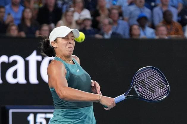 January 25, 2025: 19th seed MADISON KEYS of the USA in action against 1st seed ARYNA SABALENKA of Belarus on Rod Laver Arena in a Women s Singles Final match on day 14 of the 2025 Australian Open in Melbourne, Australia. Cal Media Melbourne Australia - ZUMAc04_ 20250125_faf_c04_005 Copyright: xSydneyxLowx