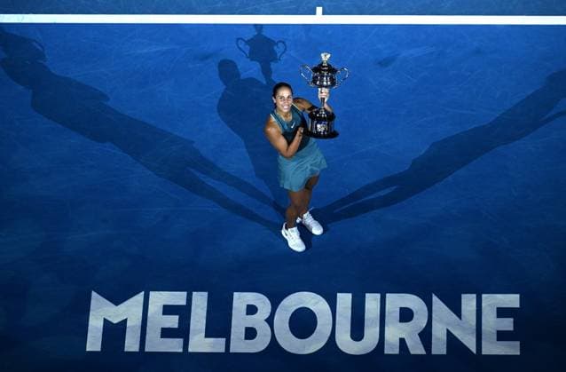 TENNIS AUSTRALIAN OPEN, Madison Keys of the USA poses with the the Daphne Akhurst Memorial Cup after winning the Women?s final against Aryna Sabalenka of Belarus during the 2025 Australian Open at Melbourne Park in Melbourne, Saturday, January 25, 2025. ( NO ARCHIVING, EDITORIAL USE ONLY, NO USE IN BOOKS WITHOUT CONSENT MELBOURNE VICTORIA AUSTRALIA  Copyright: xJAMESxROSSx 20250125180329870257