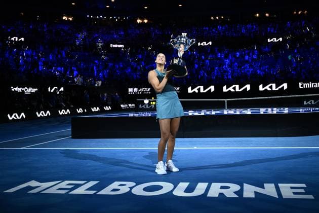 TENNIS AUSTRALIAN OPEN, Madison Keys of the USA holds the Daphne Akhurst Memorial Cup following her Women?s final win over Aryna Sabalenka of Belarus during the 2025 Australian Open at Melbourne Park in Melbourne, Saturday, January 25, 2025. ( NO ARCHIVING, EDITORIAL USE ONLY, NO USE IN BOOKS WITHOUT CONSENT MELBOURNE VICTORIA AUSTRALIA  Copyright: xJOELxCARRETTx 20250125122424036334