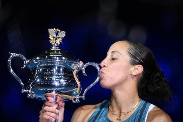 TENNIS AUSTRALIAN OPEN, Madison Keys of the USA kisses the Daphne Akhurst Memorial Cup following her Women?s final win over Aryna Sabalenka of Belarus during the 2025 Australian Open at Melbourne Park in Melbourne, Saturday, January 25, 2025. ( NO ARCHIVING, EDITORIAL USE ONLY, NO USE IN BOOKS WITHOUT CONSENT MELBOURNE VICTORIA AUSTRALIA  Copyright: xJOELxCARRETTx 20250125156488746860