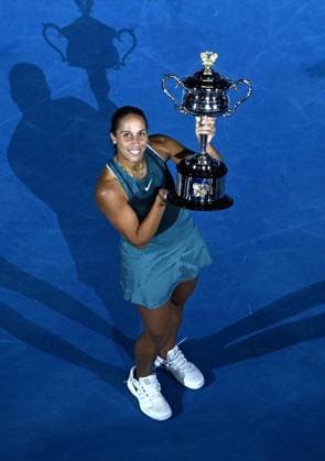 TENNIS AUSTRALIAN OPEN, Madison Keys of the USA poses with the the Daphne Akhurst Memorial Cup after winning the Women?s final against Aryna Sabalenka of Belarus during the 2025 Australian Open at Melbourne Park in Melbourne, Saturday, January 25, 2025. ( NO ARCHIVING, EDITORIAL USE ONLY, NO USE IN BOOKS WITHOUT CONSENT MELBOURNE VICTORIA AUSTRALIA  Copyright: xJAMESxROSSx 20250125196816142949