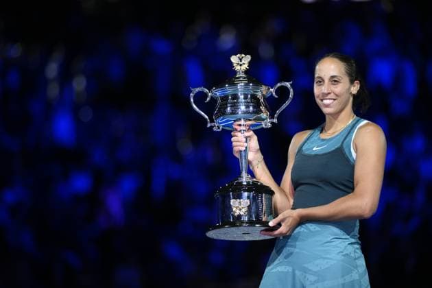 TENNIS AUSTRALIAN OPEN, Madison Keys of the USA holds the Daphne Akhurst Memorial Cup following her Women?s final win over Aryna Sabalenka of Belarus during the 2025 Australian Open at Melbourne Park in Melbourne, Saturday, January 25, 2025. ( NO ARCHIVING, EDITORIAL USE ONLY, NO USE IN BOOKS WITHOUT CONSENT MELBOURNE VICTORIA AUSTRALIA  Copyright: xJOELxCARRETTx 20250125181015258481