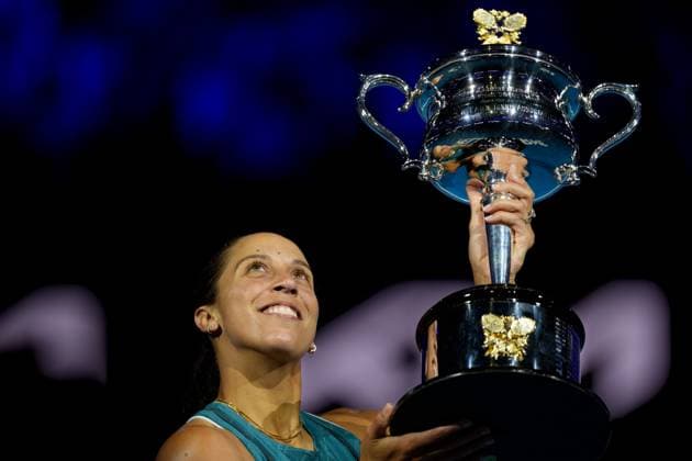 January 25, 2025: 19th seed MADISON KEYS of the USA celebrates after defeating 1st seed ARYNA SABALENKA of Belarus on Rod Laver Arena in a Women s Singles Final match on day 14 of the 2025 Australian Open in Melbourne, Australia. Cal Media Melbourne Australia - ZUMAc04_ 20250125_faf_c04_033 Copyright: xSydneyxLowx