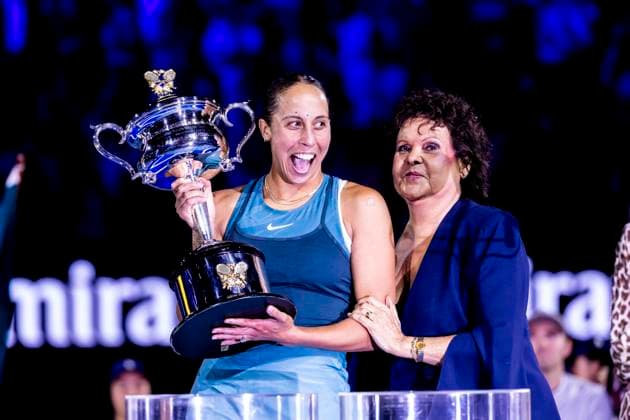 MELBOURNE, VIC - JANUARY 25: Madison Keys of the United States of America holds the the Daphne Akhurst Memorial Cup after receiving it from Evonne Goolagong Cawley after winning the Women s Singles Finals of the 2025 Australian Open on January 25 2025, at Melbourne Park in Melbourne, Australia. (Photo by Jason Heidrich Icon Sportswire) TENNIS: JAN 25 Australian Open EDITORIAL USE ONLY Icon250125011