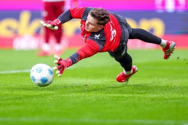25 01 2025, Football, 1 FC Köln SV 07 Elversberg, 2 Fußball Bundesliga, 19 Matchday, RheinEnergie STADION, Season 2024 2025 Goalkeeper Jonas Urbig FC Köln 40 DFB regulations prohibit any use of photographs as image sequences and or quasi video Nordrhein Westfalen Germany