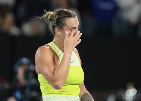 Finalist Aryna Sabalenka leaves the court in tears shortly before the award ceremony, Presentation Emotion, Final, Final Australian Open 2025, Melbourne Park, Melbourne, Victoria, Australia Copyright: xJuergenxHasenkopfx