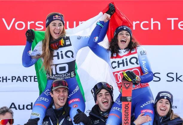 Sport Themen der Woche KW04 ALPINE SKIING - FIS WC Garmisch-Partenkirchen GARMISCH-PARTENKIRCHEN,GERMANY,25.JAN.25 - ALPINE SKIING - FIS World Cup, downhill, ladies. Image shows Sofia Goggia and Federica Brignone (ITA) with the team of Italy.  GEPAxpictures xHaraldxSteiner