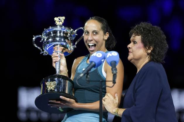 Tennis legend Evonne Goolagong Cawley hands over the trophy to Madison Keys USA , Australian Open 2025, Melbourne Park, Melbourne, Victoria, Australia Copyright: xJuergenxHasenkopfx