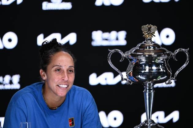 TENNIS AUSTRALIAN OPEN, Madison Keys of the USA with the Daphne Akhurst Memorial Cup as she speaks to the media during a press conference, PK, Pressekonferenz following her Women?s final win over Aryna Sabalenka of Belarus during the 2025 Australian Open at Melbourne Park in Melbourne, Saturday, January 25, 2025. ( NO ARCHIVING, EDITORIAL USE ONLY, NO USE IN BOOKS WITHOUT CONSENT MELBOURNE VICTORIA AUSTRALIA  Copyright: xJOELxCARRETTx 20250126182404797630