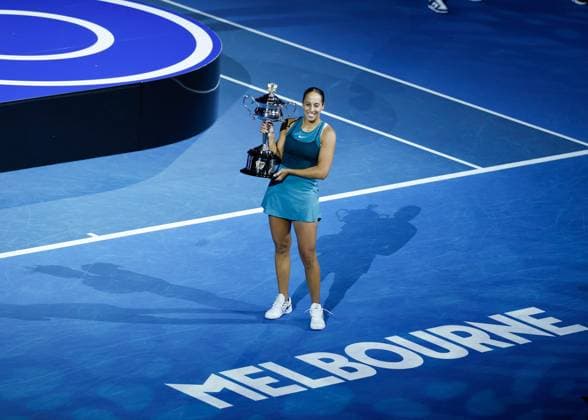 (250125) -- MELBOURNE, Jan. 25, 2025 -- Madison Keys poses with the trophy during the awarding ceremony after the women s singles final between Aryna Sabalenka of Belarus and Madison Keys of the United States at Australian Open tennis tournament in Melbourne, Australia, Jan. 25, 2025. (Photo by Xinhua) (SP)AUSTRALIA-MELBOURNE-TENNIS-AUSTRALIAN OPEN-WOMEN S SINGLES-FINAL ChuxChen 
