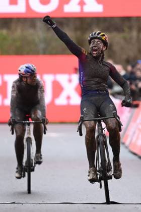 Bilder des Jahres 2025, Sport 01 Januar Sport Themen der Woche KW04 UCI Cyclocross World Cup Maasmechelen 2025 MAASMECHELEN, BELGIUM - JANUARY 25 : Vas Kata Blanka (HUN) of Team Sd Worx - Protime winning in front of Backstedt Zoe (GBR) of Canyon - Sram Racing during the 11th leg of the UCI Cyclocross World Cup Series 2024-2025 women elite race on January 25, 2025 in Maasmechelen, Belgium, 25 01 2025 Maasmechelen Belgium  Copyright: xVincentxKalutx