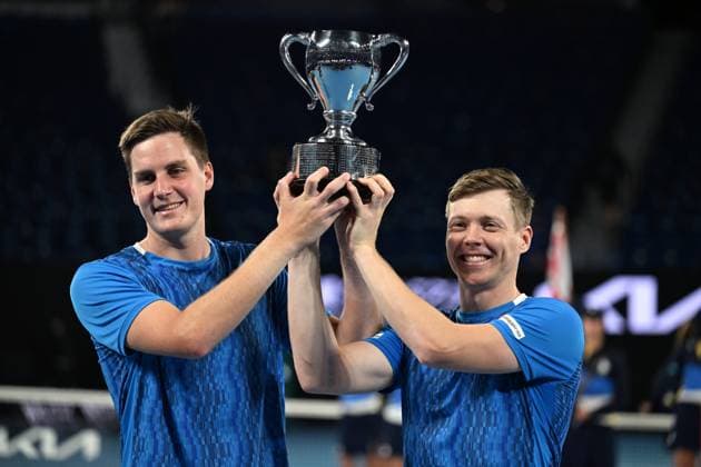 TENNIS AUSTRALIAN OPEN, Henry Patten of Great Britain (left) and Harri Heliovaara of Finland pose with their trophy after winning the men s doubles final against Simone Bolelli and Andrea Vavassori of Italy during the 2025 Australian Open at Melbourne Park in Melbourne, Saturday, January 25, 2025. ( NO ARCHIVING, EDITORIAL USE ONLY, NO USE IN BOOKS WITHOUT CONSENT MELBOURNE VICTORIA AUSTRALIA  Copyright: xJAMESxROSSx 20250126171599067988