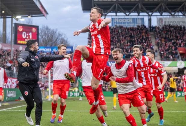 Soccer, Men, Season 2024 2025, 3 Liga 21 Matchday , FC FC Energie Cottbus SG Dynamo Dresden, Timmy Thiele Energie Cottbus , Cheering after goal to 1 1, 25 01 2025, Copyright: xMatthiasxKochx