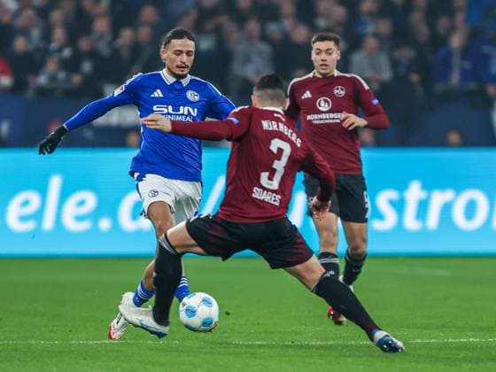 Taylan Bulut (FC Schalke 04, 31) im Zweikampf gegen Danilo Soares (FC Nürnberg Nuernberg, 03), GER, FC Schalke 04 vs. FC Nürnberg Nuernberg, Fussball, 2. Bundesliga, 19. Spieltag, Spielzeit 2024 2025, 25.01.2025, DFL DFB REGULATIONS PROHIBIT ANY USE OF PHOTOGRAPHS AS IMAGE SEQUENCES AND OR QUASI-VIDEO, GER, FC Schalke 04 vs. FC Nürnberg Nuernberg, Fussball, 2. Bundesliga, 19. Spieltag, Spielzeit 2024 2025, 25.01.2025 Gelsenkirchen *** Taylan Bulut FC Schalke 04, 31 in duel against Danilo Soares FC Nürnberg Nuernberg, 03 , GER, FC Schalke 04 vs FC Nürnberg Nuernberg, Soccer, 2 Bundesliga, Matchday 19, Season 2024 2025, 25 01 2025, DFL DFB REGULATIONS PROHIBIT ANY USE OF PHOTOGRAPHS AS IMAGE SEQUENCES AND OR QUASI VIDEO, GER, FC Schalke 04 vs FC Nürnberg Nuernberg, Football, 2 Bundesliga, Matchday 19, Season 2024 2025, 25 01 2025 Gelsenkirchen Copyright: xGabrielxBoiax EP_EER