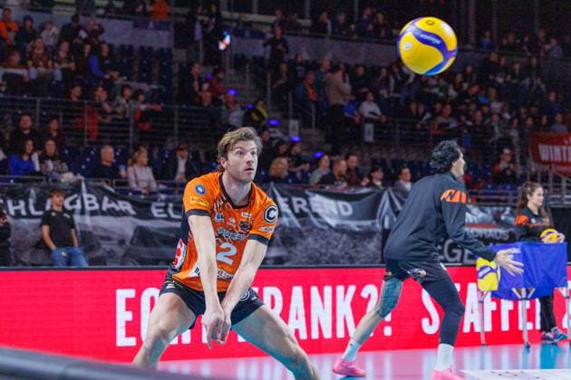 Matthew Knigge BR Volleys, 02 receiving the ball, BRVolleys vs SWD Powervolleys Düren, 1 Bundesliga, 2025 01 25 Berlin Berlin Land Copyright: xFootxBowl ThomasxSobotzkix