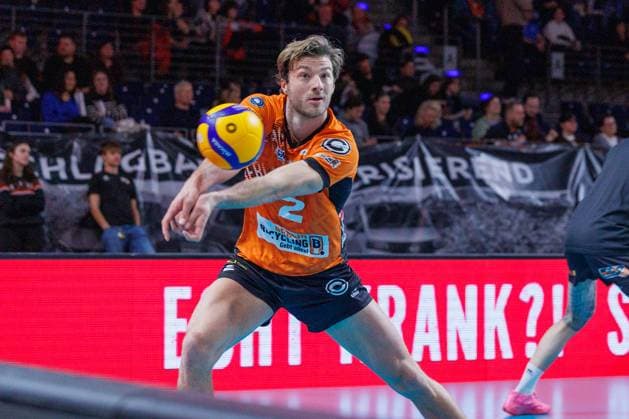Matthew Knigge BR Volleys, 02 receiving the ball, BRVolleys vs SWD Powervolleys Düren, 1 Bundesliga, 2025 01 25 Berlin Berlin Land Copyright: xFootxBowl ThomasxSobotzkix