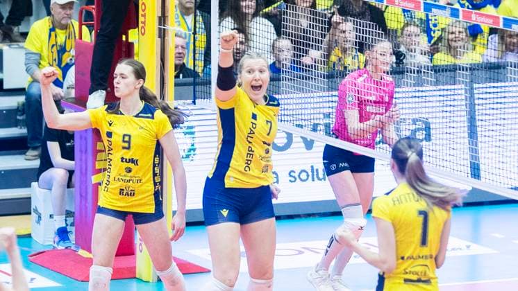 15 1 2025, Volleyball, Women, VBL, 1 VBL, 1 Volleyball Bundesliga, 21 Matchday, SSC Palmberg Schwerin VC Wiesbaden The players of SSC Palmberg Schwerin cheer Leana Grozer SSC Palmberg Schwerin, left, Meg Wolowicz SSC Palmberg Schwerin, center and Karla Antunovic SSC Palmberg Schwerin, right Schwerin Palmberg Arena Mecklenburg Vorpommern Germany